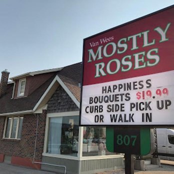 Van Wees Mostly Roses - Photo - Florists Near Me - Woodstock, Ontario Van Wees Mostly Roses - Photo - Florists Near Me - Woodstock, Ontario