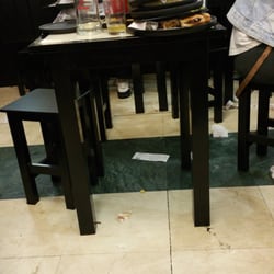100 Montaditos - 40 minutos sentados otra mesa de al lado de nuestra mesa