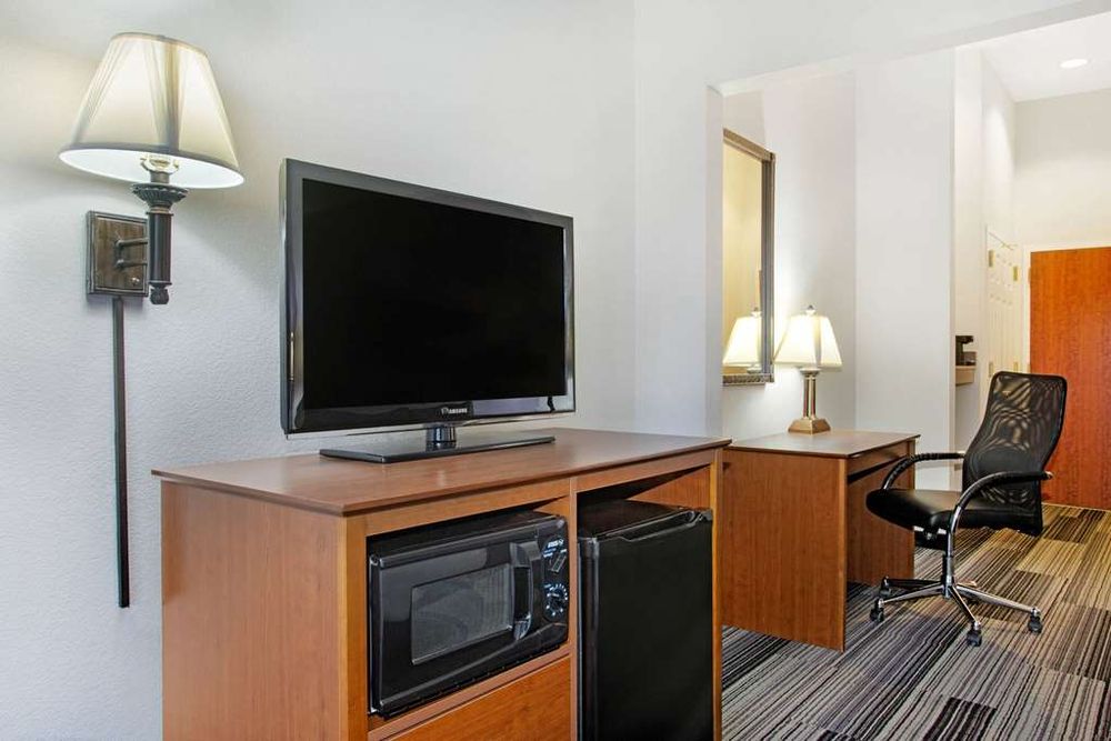 LA QUINTA BY WYNDHAM SPRINGFIELD AIRPORT PLAZA Updated August 2024