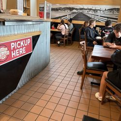 Mission Pizza - Indoor seating