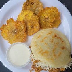 El Salto - Arepa de Poyo con Queso.
All arepas come with a side of tostones and sauce.