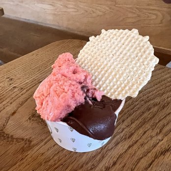 Massimo Gelato - Strawberry and milk chocolate - Ice Cream & Frozen Yogurt Near Me - Amsterdam, New Hampshire