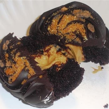Molly's Cupcakes - Inside of the Ron Bennington (YUM) - Desserts Near Me - Chicago, Illinois Molly's Cupcakes - Inside of the Ron Bennington (YUM) - Desserts Near Me - Chicago, Illinois