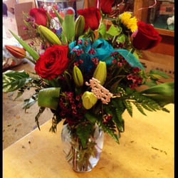 Nora's Flowers - 1/2 Dozen Happy Birthday Roses