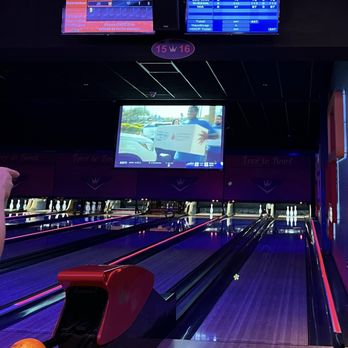 Kings Dining & Entertainment - Bowling lane - Sports Bars Near Me - Chicago, Illinois