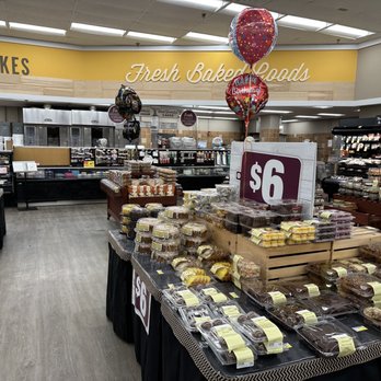 Jewel-Osco - a display of cakes in a store - Grocery Near Me - Alsip, Illinois Jewel-Osco - a display of cakes in a store - Grocery Near Me - Alsip, Illinois