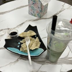 Kuna Pokerrito Tea Bar - Steamed dumplings and honeydew jelly milk drink