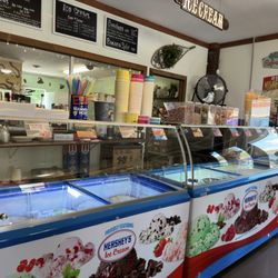 Dugger Mountain Fudge and Coffee Co - Ice cream counter