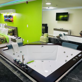 Classic Motor Lodge - Studio suite with Jetted Tub - Hotels Near Me - West Greenwich, Rhode Island
