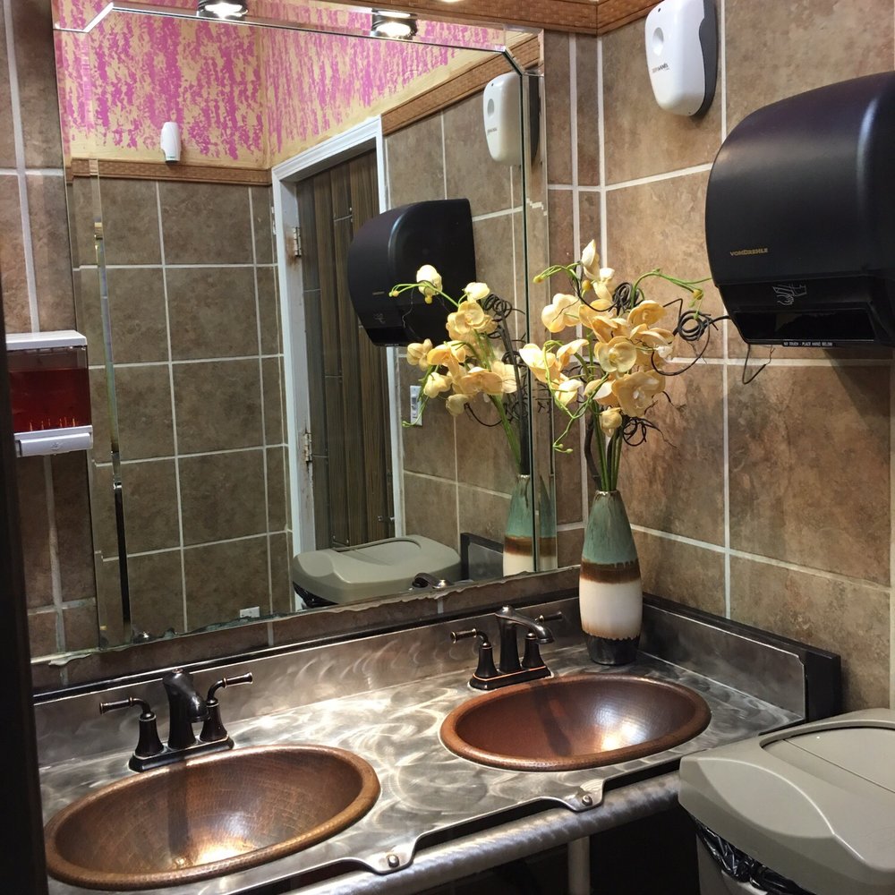 El Acapulco - Clean bathroom - Mexican Near Me - Lagrange, Kentucky El Acapulco - Clean bathroom - Mexican Near Me - Lagrange, Kentucky