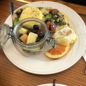 Wagon Wheel Diner - Vegetable medley Benedict with fruit cup - Diners Near Me - Sharon, Massachusetts
