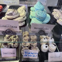 Macaroons and mini cheesecakes