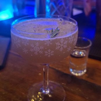 Overlook Lodge: A Rustic Watering Hole - Christmaplitan - Cocktail Bars Near Me - Cincinnati, Ohio