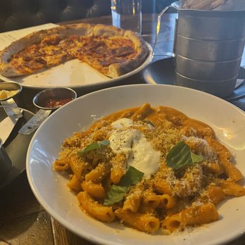 Siena Tavern - Burnt pepperoni pizza, Parmesan fries, Rigatoni alla vodka - Italian Near Me - Chicago, Illinois Siena Tavern - Burnt pepperoni pizza, Parmesan fries, Rigatoni alla vodka - Italian Near Me - Chicago, Illinois