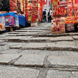 砵甸乍街（石板街） - Watch your step!