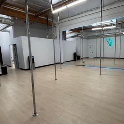 The Vertitude - Studio Piccolo
12-13ft ceilings
5 Flyaway Poles
Custom Lighting
Dedicated iPad with Spotify