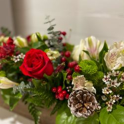 Laura's Florist - Christmas centerpiece