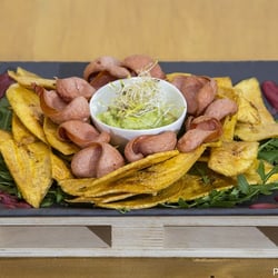 Don Antonio - Patate di platano con wurstel e salsa guacamole