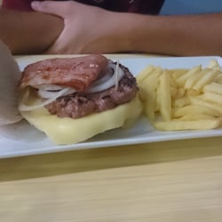 Hamburgueseria Mos - Hamburguesa colombiana