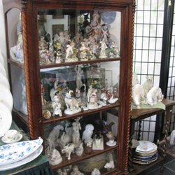 Antiquitäten A. Gobeli - Die Vitrine mit wertvollem Meissener Porzellan, das Herzstück des Ladens dort!!!