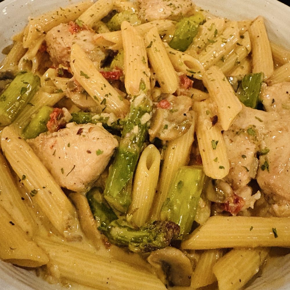 Chicken pasta with asparagus mushrooms sun-dried tomatoes and creamy garlic sauce Chicken pasta with asparagus mushrooms sun-dried tomatoes and creamy garlic sauce