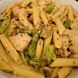 Chicken pasta with asparagus mushrooms sun-dried tomatoes and creamy garlic sauce Chicken pasta with asparagus mushrooms sun-dried tomatoes and creamy garlic sauce