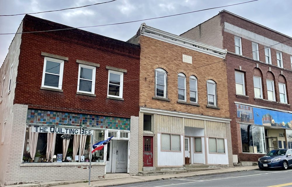THE QUILTING BEE Updated October 2024 10 Maple Ave, Sodus, New York