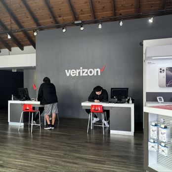 Verizon - Dude just playing games and watching stuff when customer Is waiting to get at least asked why we are here for - Mobile Phones Near Me - Montrose, California