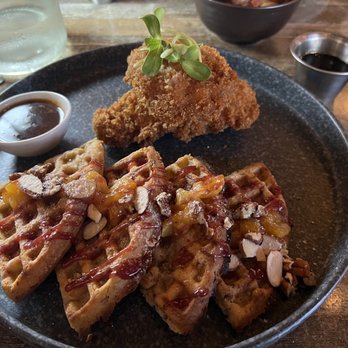 El Rastro - Bacon, glazed, waffle and chicken - Mediterranean Near Me - Ponce, Puerto Rico