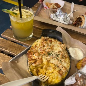 Fusion Grill & Bar - Chicken Mac and Cheese and passion fruit mojito   Mac and cheese was great 10/10 - Burgers Near Me - Katy, Texas
