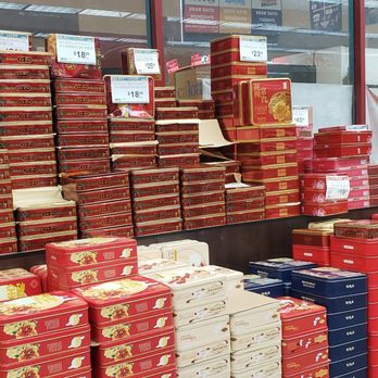 99 Ranch Market - Look at all them mooncakes... not much of a fan, but I'll eat one LOL. - Seafood Markets Near Me - Rowland Heights, California