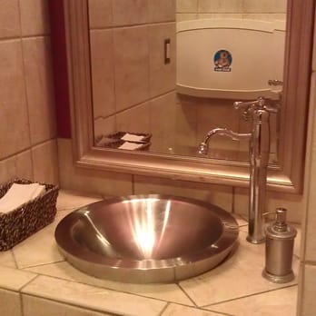 Newk's Eatery - clean bathroom - Sandwiches Near Me - Vestavia Hills, Alabama
