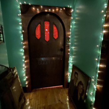 HenriettaHaus - a hallway with christmas lights and a door - Pizza Near Me - Hamtramck, Michigan HenriettaHaus - a hallway with christmas lights and a door - Pizza Near Me - Hamtramck, Michigan