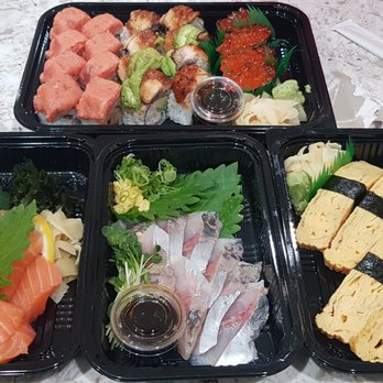 Murakami - Takeout Sushi (clockwise from 12) - OMG roll, dragon roll, ikura sushi, tamago sushi, spanish mackerel sashimi, salmon sashimi - Japanese Near Me - Los Angeles, California