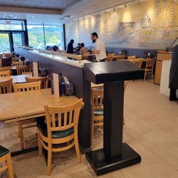 Rendezvous Kosher Cafe - Plenty of sitting. Open space.