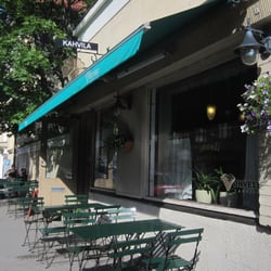 Vohvelikahvila - Tranquil outdoor seating on a sunny Sunday afternoon