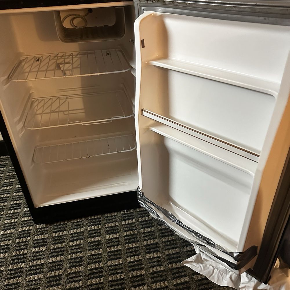 Days Inn by Wyndham Morehead - Just let the shelf go at this point - Hotels Near Me - Morehead, Kentucky