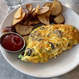 Broccoli/Mushroom Omelette and house potatoes