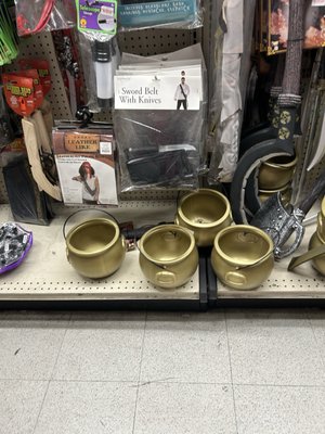 Hollywood Toys & Costumes by null