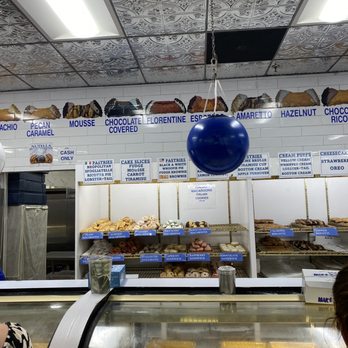 Mike's Pastry - Bakeries Near Me - Boston, Massachusetts