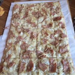 Flammkuchen mit Sauerkraut und Saumagen (7,20€)
