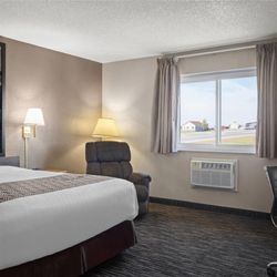 Super 8 by Wyndham Lewistown - Guest room