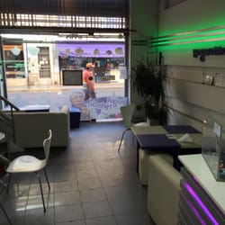 Yoguratto! Rico, liviano, yogur helado - Esos porcelanatos son brillantes, sin embargo estaban todos pegajosos y sucios. Necesita una buena limpieza.