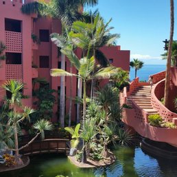 Enjoying the koi pond, secluded beach with a cable car, and harbor for accessing from the big water. "mucho gusto!" Enjoying the koi pond, secluded beach with a cable car, and harbor for accessing from the big water. "mucho gusto!"