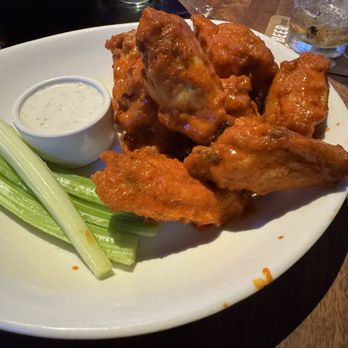 Yard House - 10 Crispy Traditional Wings with Buffalo Sauces - New American Near Me - Boston, Massachusetts