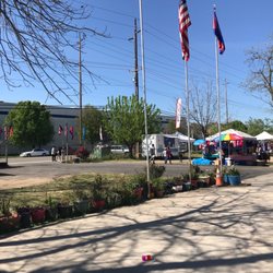 Wat Ratnak Mondol - Happy Cambodian New Year 2019! Waiting for the vendors to finish cooking.
