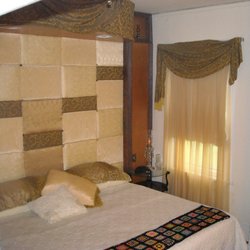 Tobacco Farm Camp - Feel like royalty in the Regal Room sleeping in the huge throne bed. Private hot tub and first floor convenience.