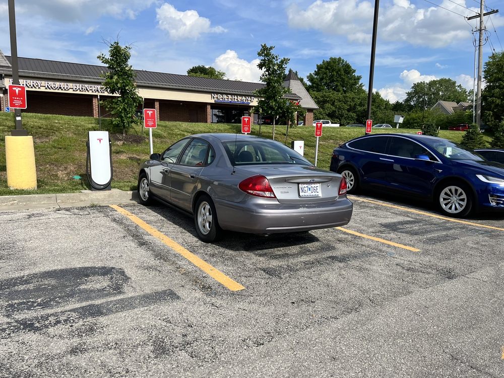 TESLA SUPERCHARGER KANSAS CITY, MO Updated June 2024 5557 NW Barry Rd, Kansas City