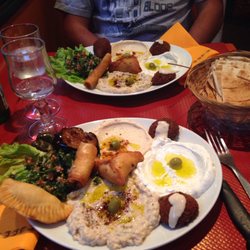 La Rose de Damas - Une assiette végétarienne (devant) et une assiette Rose de Damas (arrière-plan)