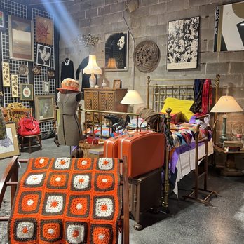 Vintage Oasis - Antiques Near Me - Omaha, Nebraska